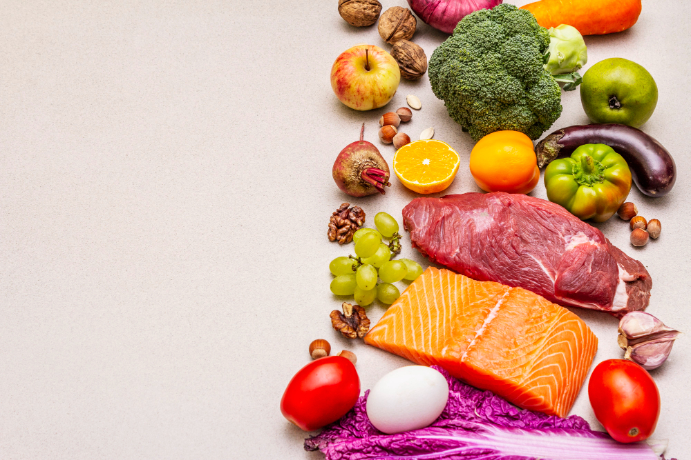 Carne, pescado y frutas sobre una mesa