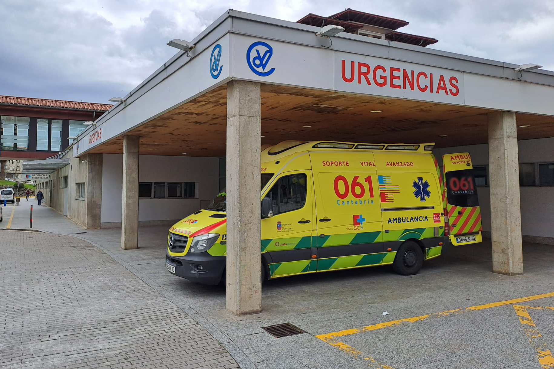 Ambulancia en la puerta de urgencias